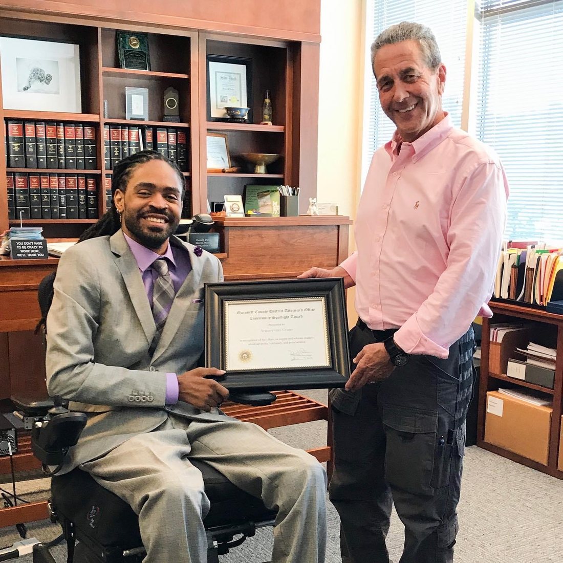 Que Crane receiving a community award